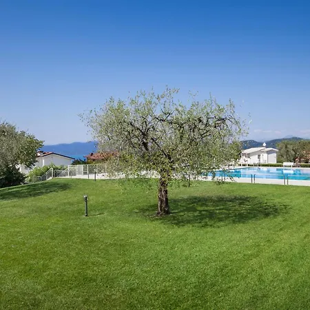 Lisi With Pool ברדולינו